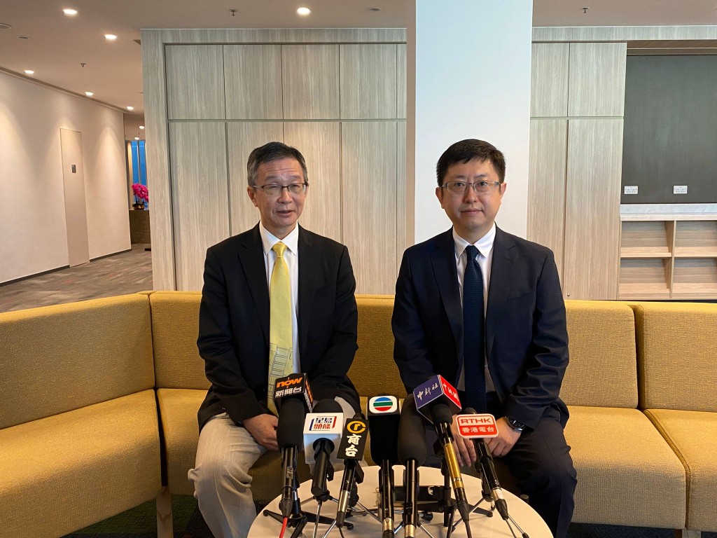 中大醫院行政總裁馮康（左）及華為亞太運營商業務部首席營銷官徐速（右）。林秋綿攝