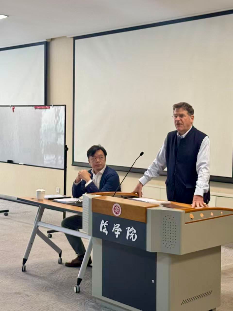 艾家敦大律師( 右) 、林駿希大律師也在昨天下午,到北大法學院授課。替代性爭議解決方式,例如調解及仲裁,及訟辯技巧仍然是今年課程重點之一。艾家敦大律師正在課堂教授調解。 艾家敦大律師( 右) 、林駿希大律師也在昨天下午,到北大法學院授課。替代性爭議解決方式,例如調解及仲裁,及訟辯技巧仍然是今年課程重點之一。艾家敦大律師正在課堂教授調解。