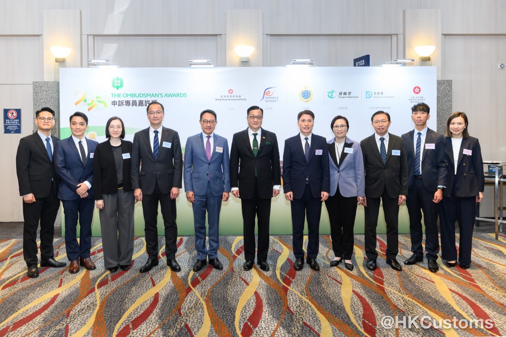 海關關長陳子達（左五）亦帶領一眾同事到場支持。