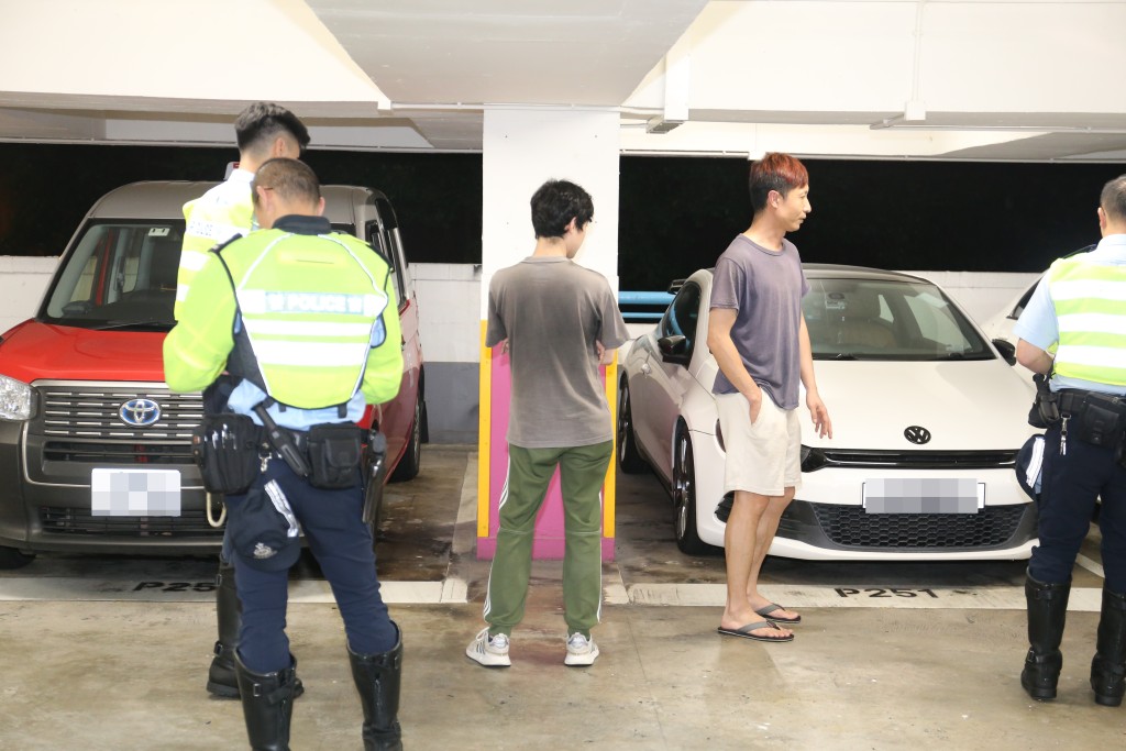 本田七人車司機（綠褲者）涉酒後駕駛被捕，平治車主（白褲者）在場了解事件。