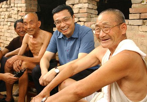 2003年8月8日，时任省委书记的李克强在河南新乡调研。图为他在原阳县桥北乡马庄村与村民亲切交谈。新华社