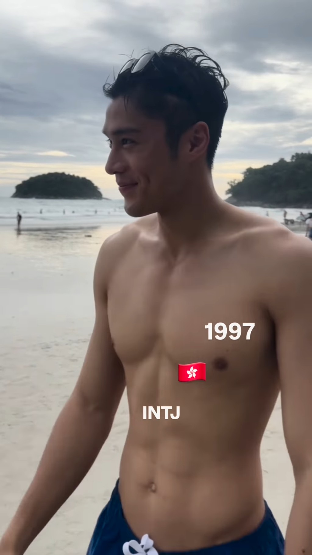 丁子朗半裸上身晒肌,在沙灘數度面向鏡頭姣笑。 丁子朗半裸上身晒肌,在沙灘數度面向鏡頭姣笑。