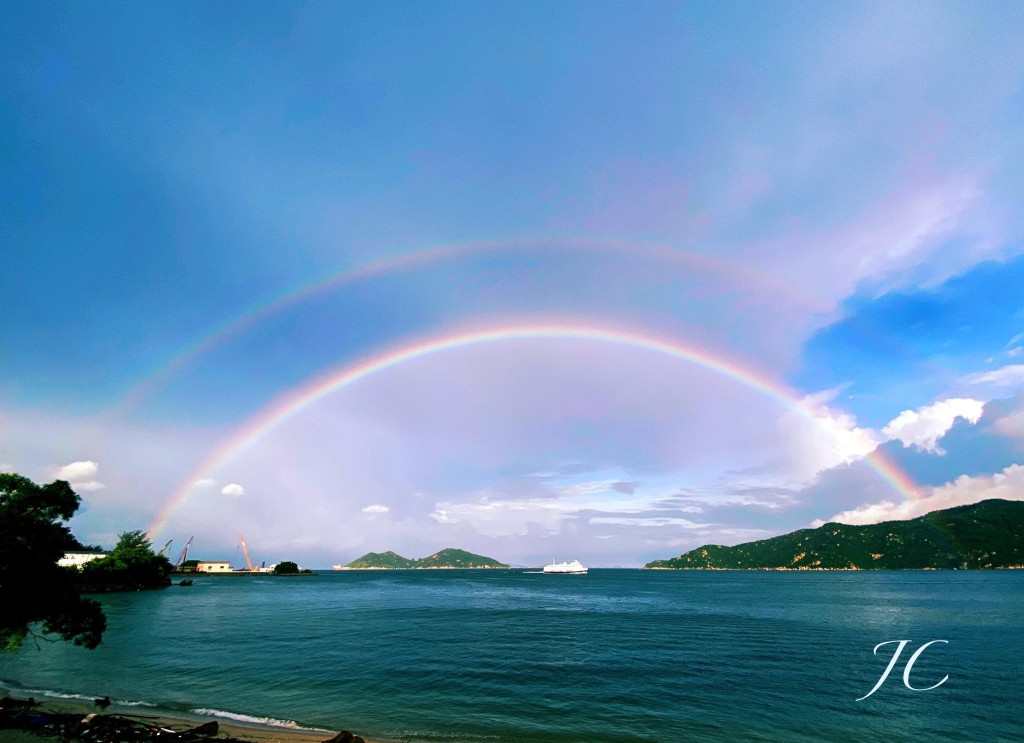 本港多處今早出現雙彩虹美景。fb「社區天氣觀測計劃 CWOS」Jacky Chan圖片