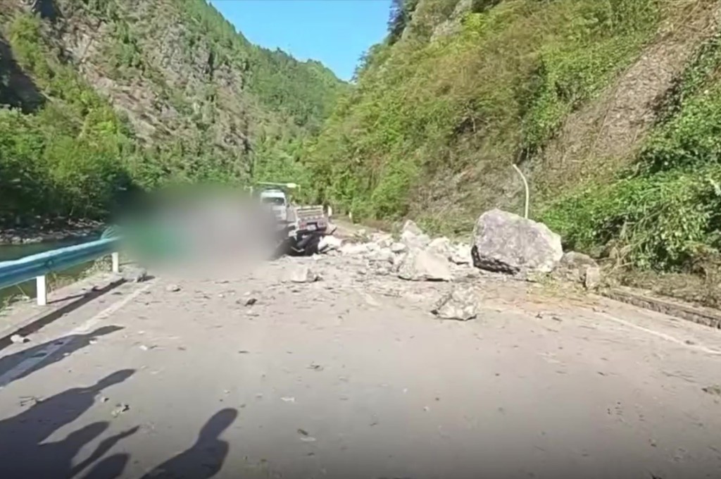 貴州山區驚傳巨石砸車。 貴州山區驚傳巨石砸車。