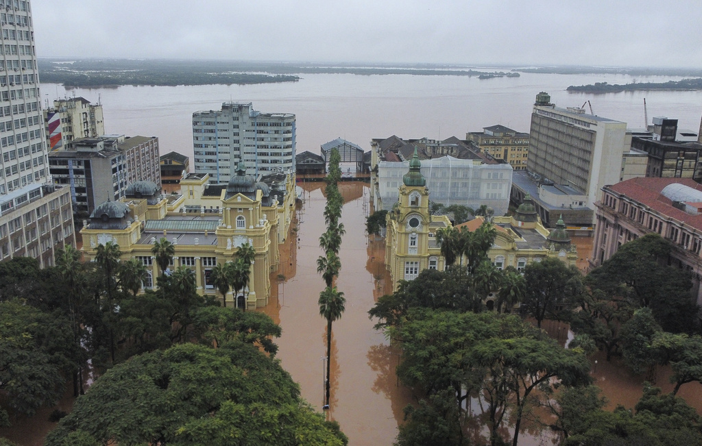 巴西南部遭受了80多年来最严重的洪水袭击。美联社