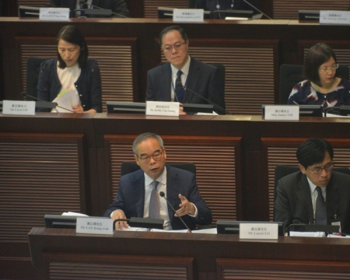 立法會進行公開聆訊。