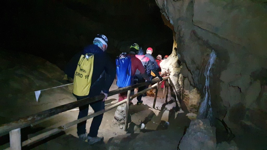洞穴救援專家正於斯洛文尼亞「克里茲納洞穴」，拯救5名受困遊客。Facebook
