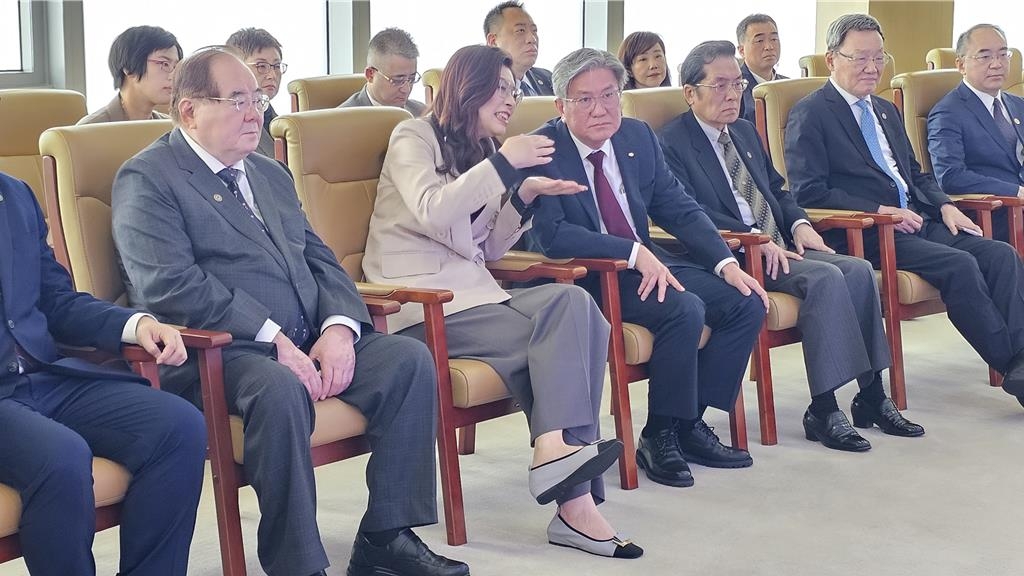 国民党主席郑丽文今天上午参访上海洋山港，对于港口无人化自动设备非常感兴趣，不断发问。 中时