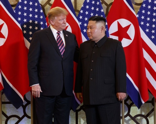 特朗普與金正恩今年2月在河內舉行的第二次峰會。AP