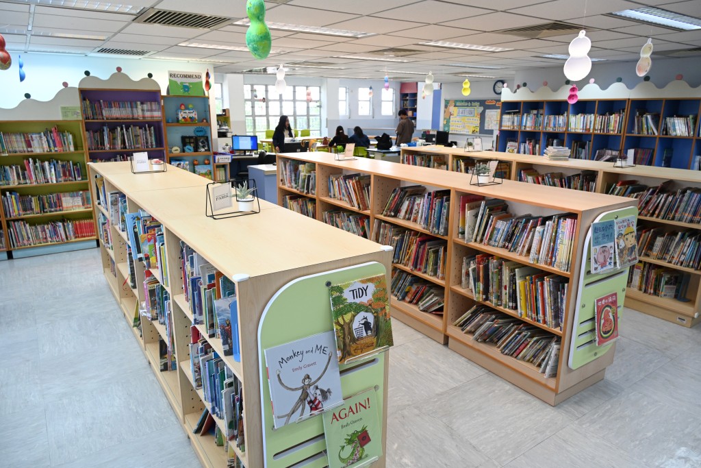 校內圖書館館藏豐富，方便學生借閱。