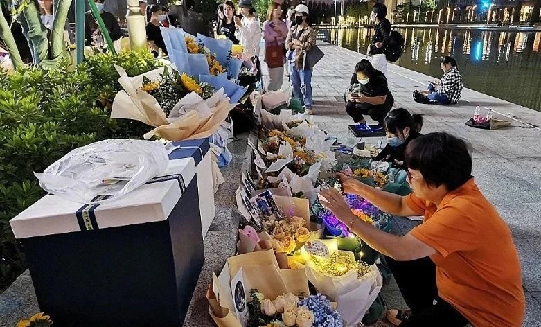 粉絲重返錄影現場，以鮮花等悼念高以翔。