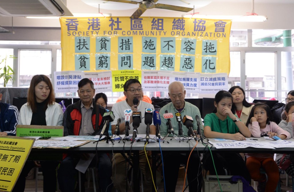 吳衛東(左三)批評政府扶貧措施不合格。黃賢創攝