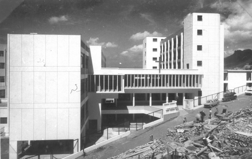 彩霞道住宅地皮前身是瑪利諾中學，校舍早於1967年建成。