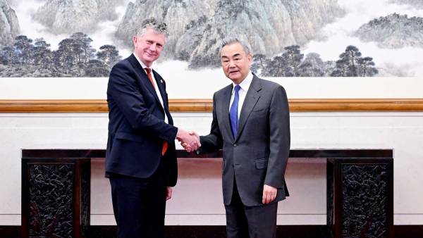 王毅會見英國首相國家安全事務顧問鮑威爾。 中國外交部