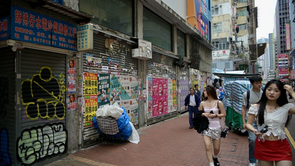 至於根本的解決方法,梁振英重申,土地及供應不足長年推高樓價和租金,影響各行各業的發展。 至於根本的解決方法,梁振英重申,土地及供應不足長年推高樓價和租金,影響各行各業的發展。