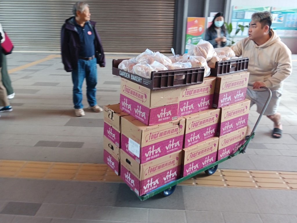 不少熱心市民到來運送物資。 不少熱心市民到來運送物資。