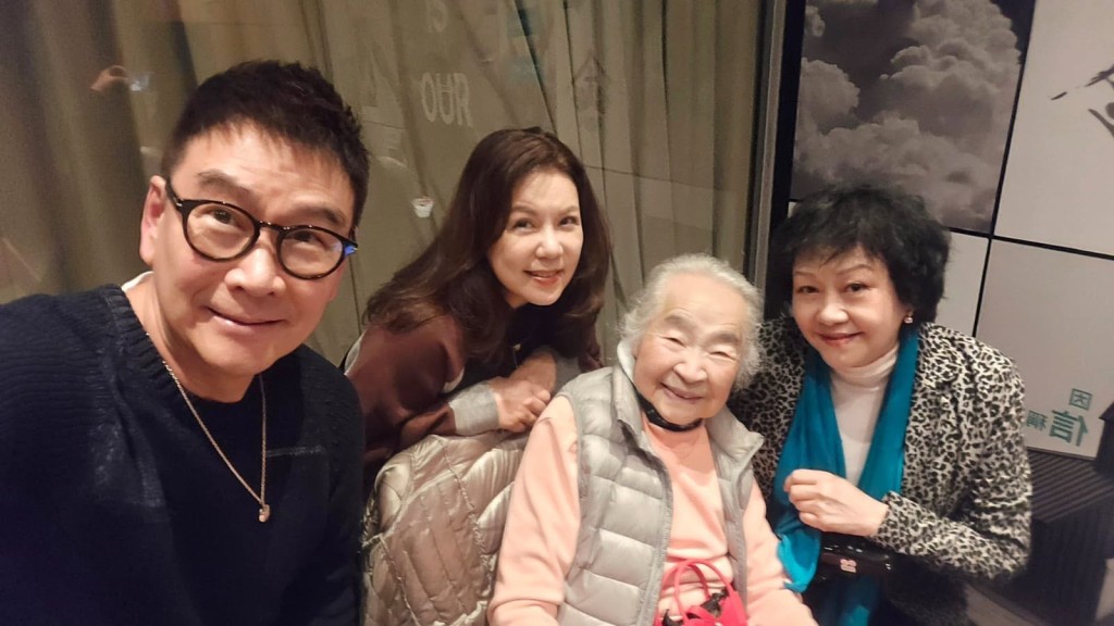 孫明光在2016年曾與胡美儀合照。  ​