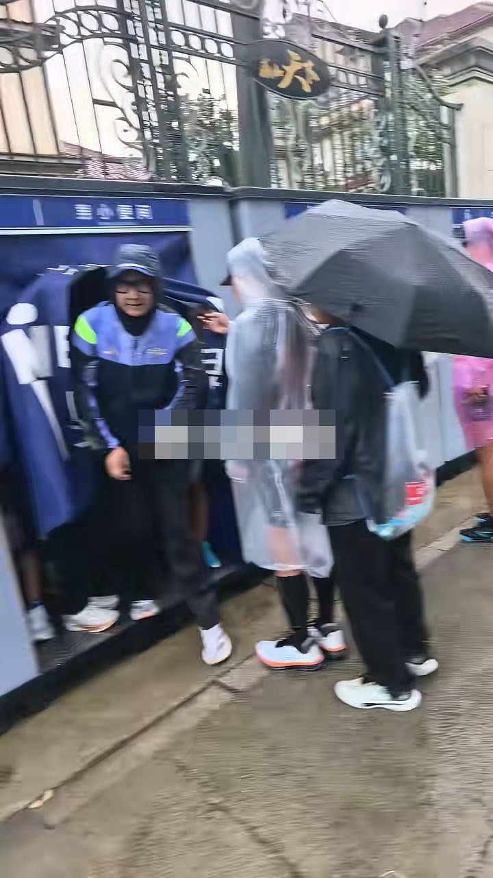 有选手霸占厕所避雨期间，有其他参赛者在路边小便。抖音@张大师