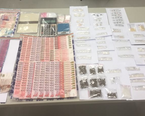 行動中檢獲的毒品及現金。