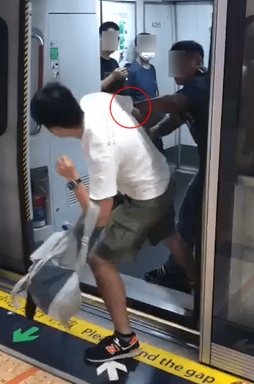 事發在昨日（12日）中午時段，港鐵旺角站一列荃灣綫往中環的列車，一名白衣男子與黑衣男子爆發肢體衝突。
