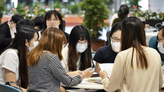 罗淑佩对年轻人在网上称宁愿躺平等公屋的说法感到肉赤。资料图片