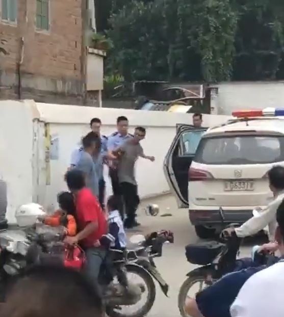 有民眾拍下兇徒被押上警車的情況。