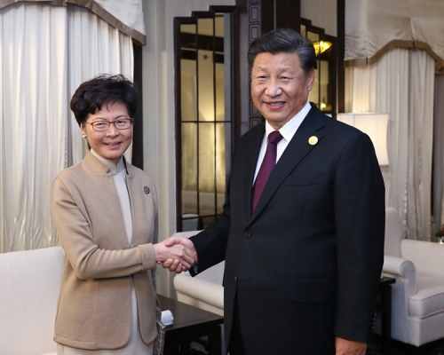習近平在周一召見林鄭月娥。(新華社)