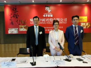 潘慰(中)指將利用電商平台，拓展袋裝產品。