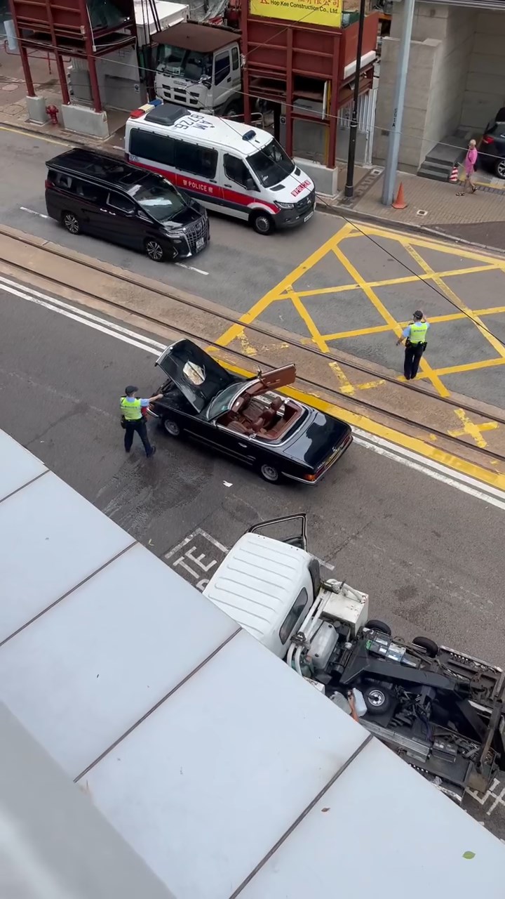 警員在車頭灌水救火。網上圖片 警員在車頭灌水救火。網上圖片