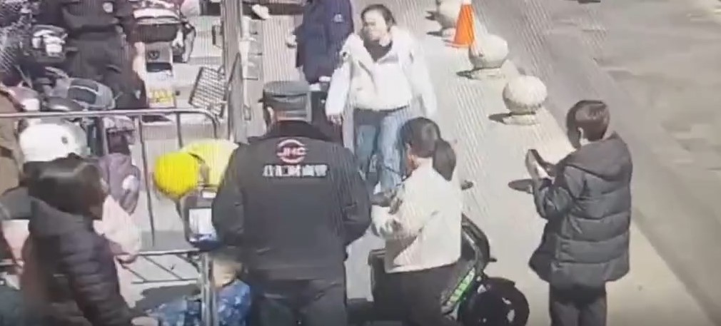 侯海富在救护车到抵达前，已将幼童送往附近医院。《新京报》