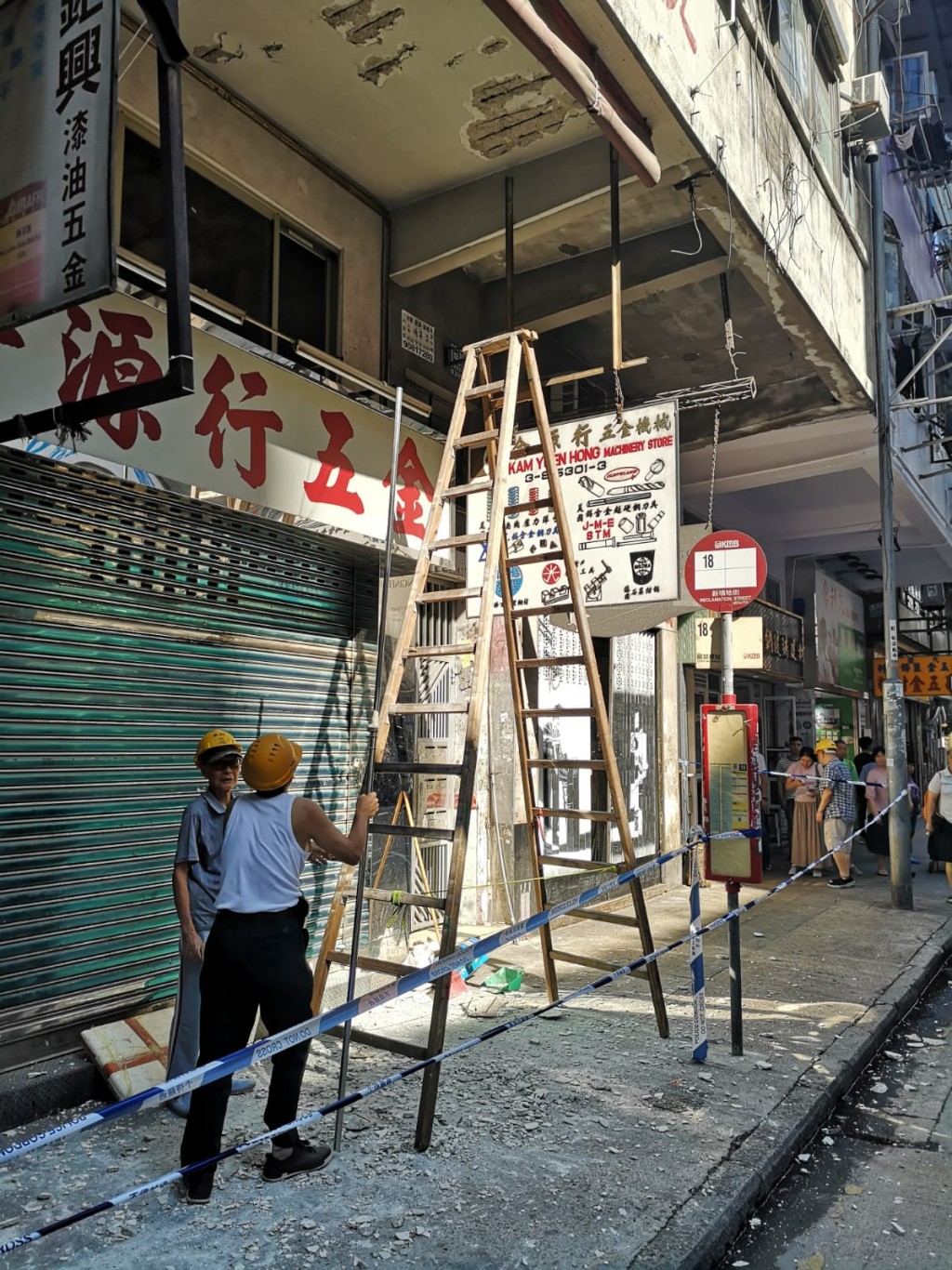 警方封鎖現場一段行人路。