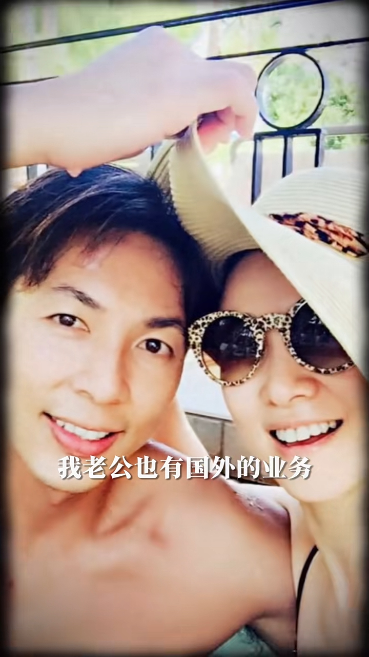 翁虹身穿墨綠色連身長裙出鏡,她說:「我和我老公是2022年開始分居的,水晶準備要去國外留學,正好我老公也有國外的業務要去處理,因為我的工作原因,經常需要在不同的城市奔波,所以我們兩個人一商量就達成共識」。 翁虹身穿墨綠色連身長裙出鏡,她說:「我和我老公是2022年開始分居的,水晶準備要去國外留學,正好我老公也有國外的業務要去處理,因為我的工作原因,經常需要在不同的城市奔波,所以我們兩個人一商量就達成共識」。