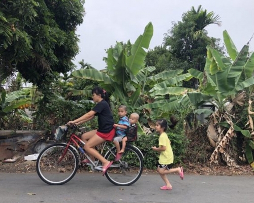 台母只能踩單車接送，為讓座給兩名弟弟，5歲女童每日跑2公里回家。