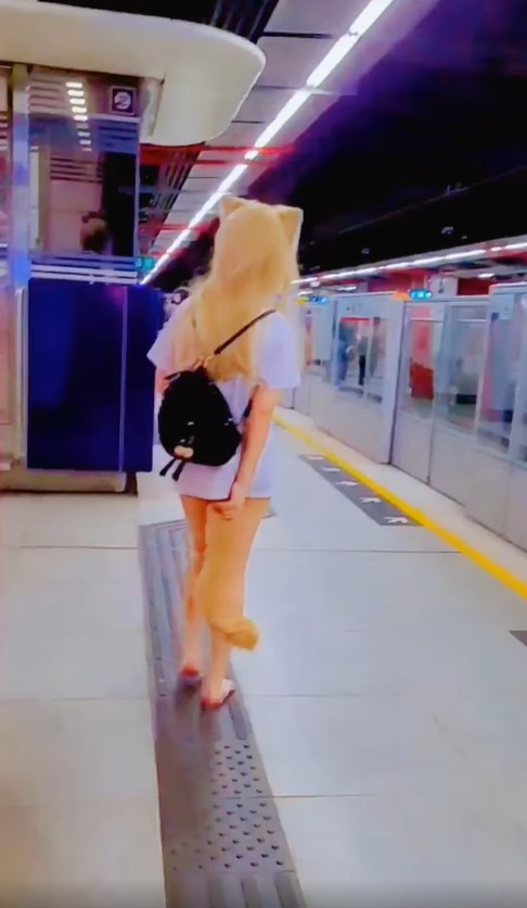 少女步進月台，疑「狐狸尾」擺動有「反應」，不時以手撥弄狐尾及肛門位置。