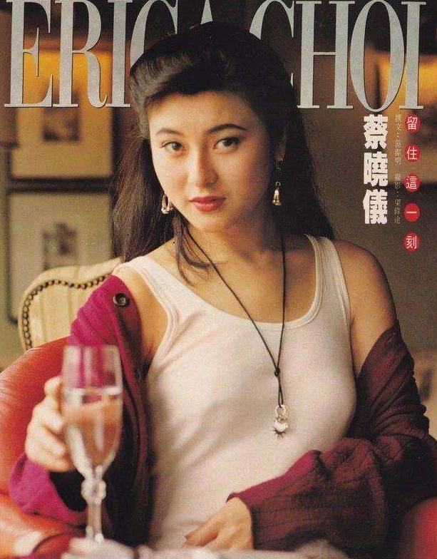 蔡曉儀在1991年入行，外型亮麗的她當年被封為「翻版李嘉欣」。