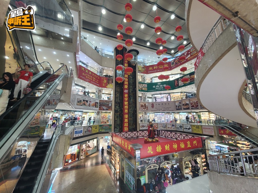 疫情期間旅游業停頓,沒遊客就沒生意,檔主唯有帶貨到「鬼市」售賣。 疫情期間旅游業停頓,沒遊客就沒生意,檔主唯有帶貨到「鬼市」售賣。