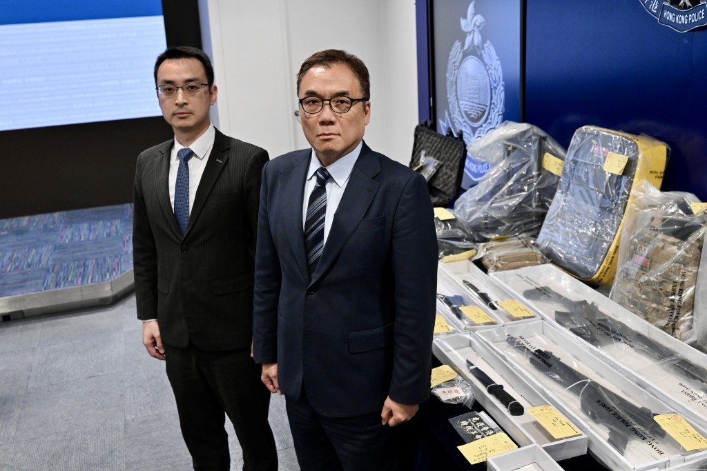 國安處總警司李桂華(右)及警司周學賢(左)