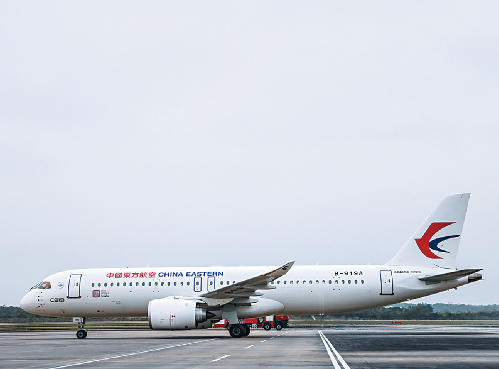 ■C919是內地首按照國際通行適航標準自行研製、具有自主知識產權的噴氣式幹線客機。
