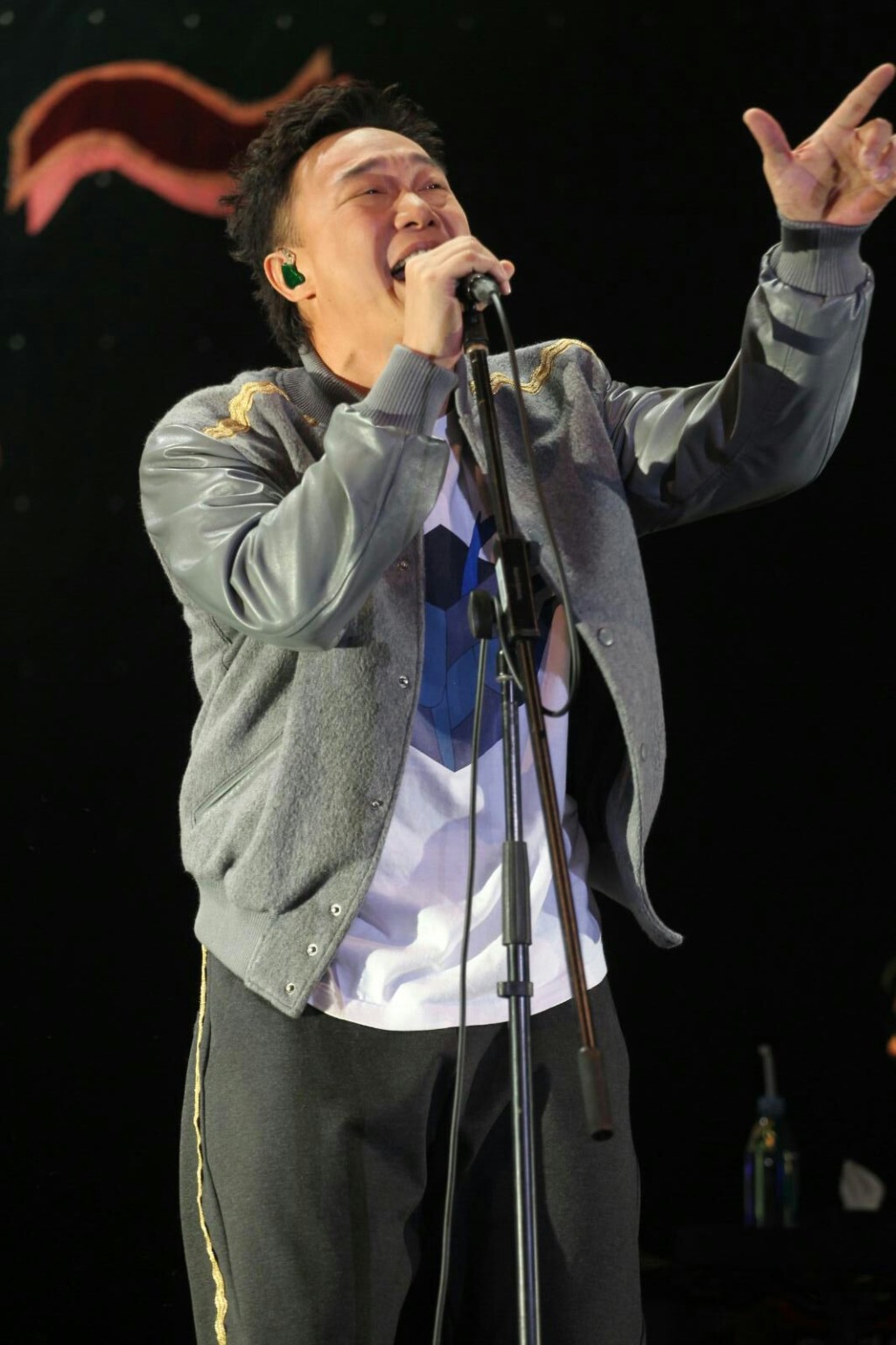 Eason唱《超人的主題曲》掀起高潮。