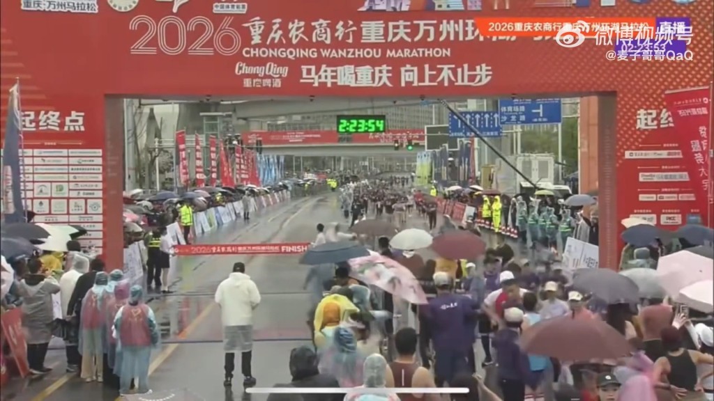 冠军选手被工作人员阻止冲线。微博@麦子哥哥QaQ