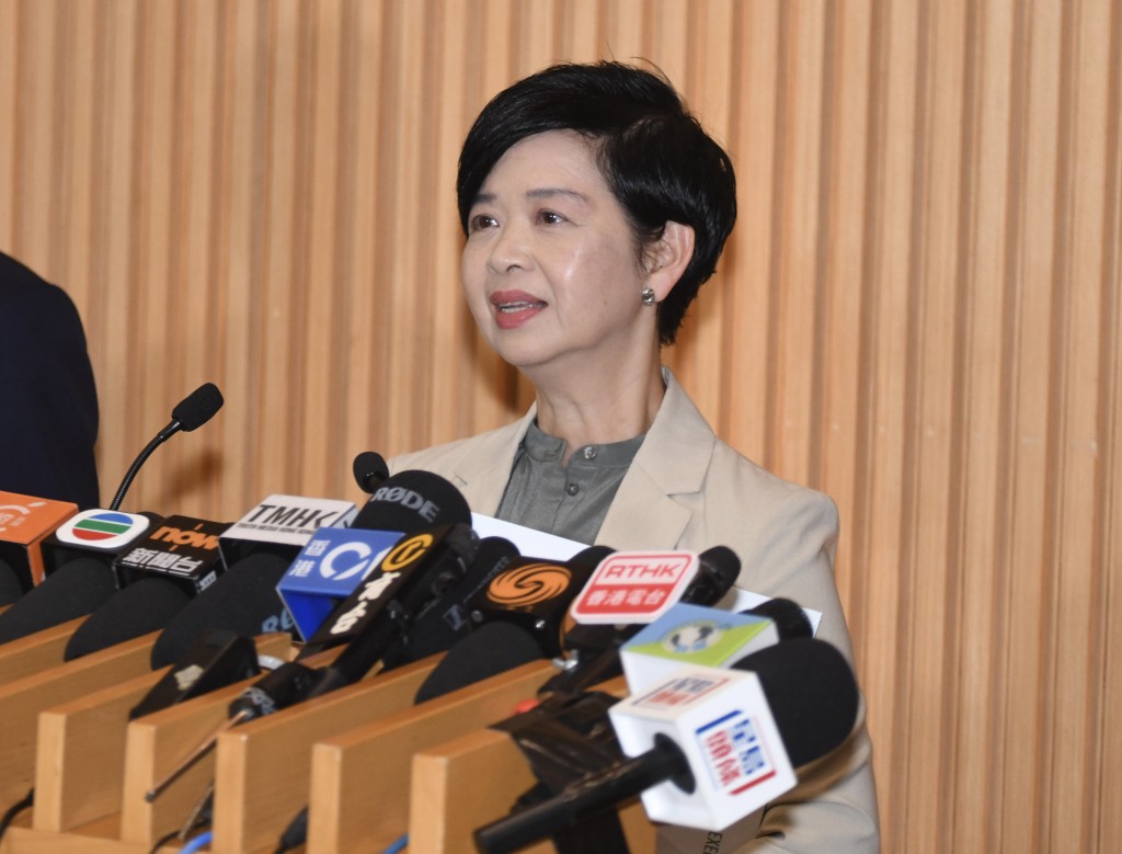 房屋局局長何永賢表示，解說隊已接觸宏福苑A至G座99%居民，其中75%表示打算接受政府收購建議。