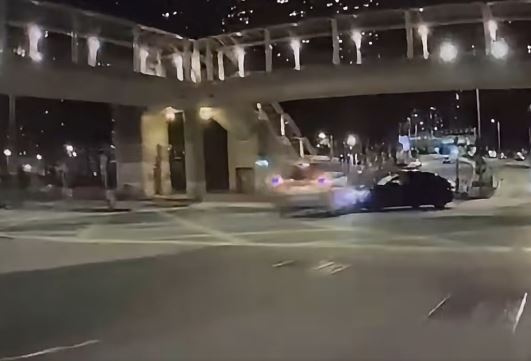 的士（左）直駛駛至，與右轉私家車相撞。網上影片截圖