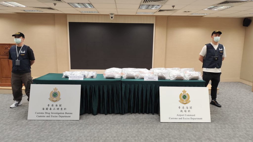 海關檢獲約23公斤懷疑氯胺酮,估計總市值約940萬港元。 海關檢獲約23公斤懷疑氯胺酮,估計總市值約940萬港元。