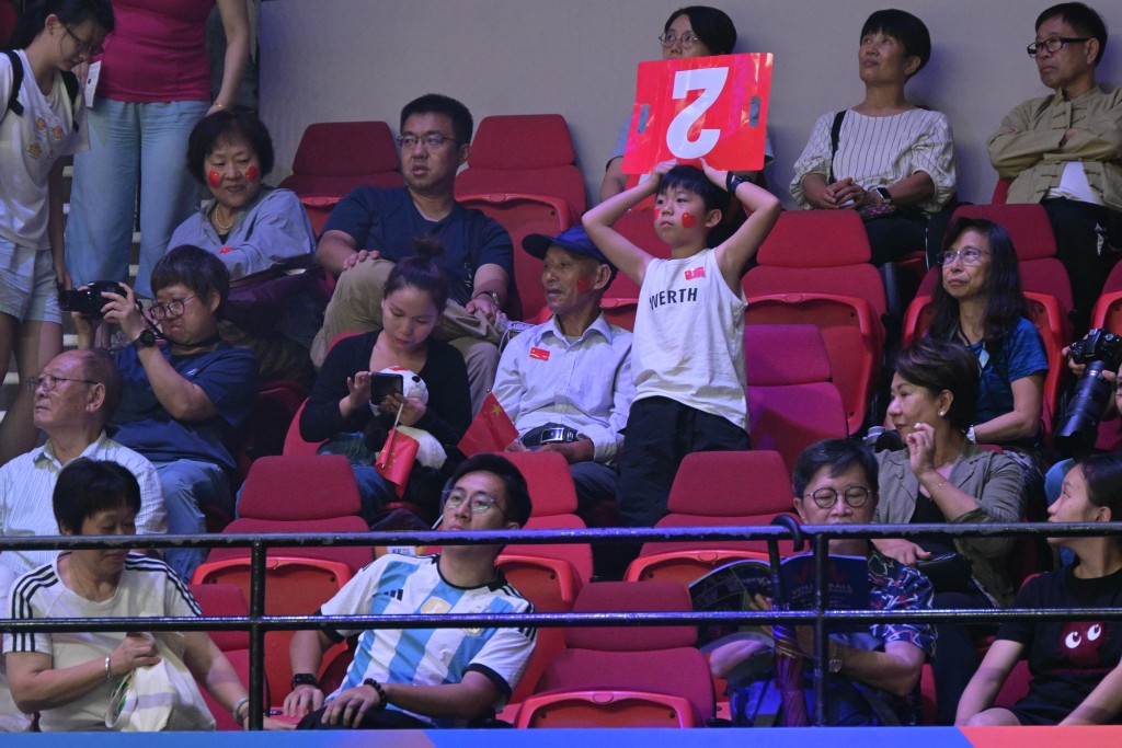  世界女排聯賽香港站昨晚在紅館開鑼，中國女排吸引大量球迷入場。 蘇正謙攝