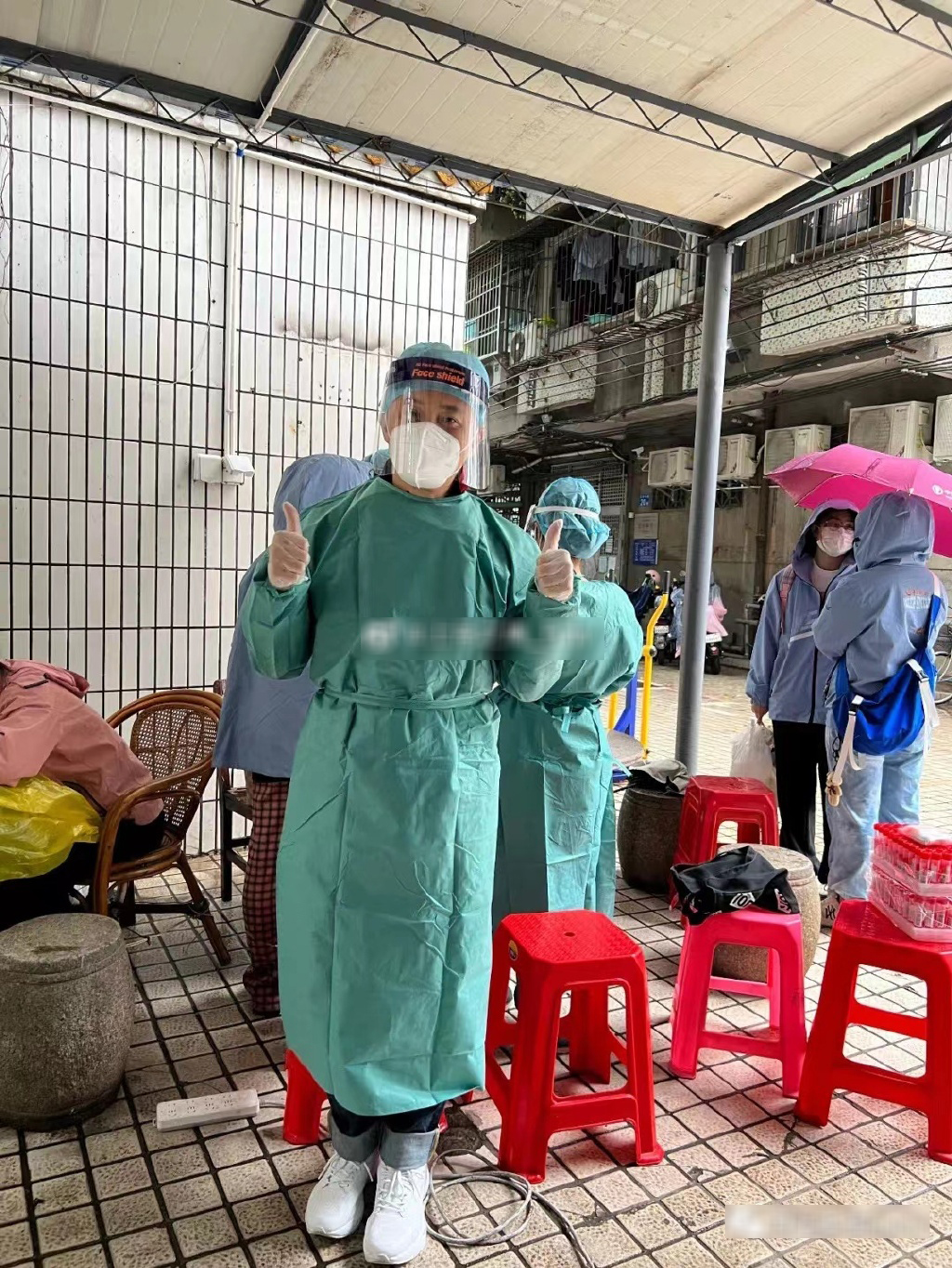 日前曹永廉冒風雨在廣州某核酸檢測站做前線防疫義工。