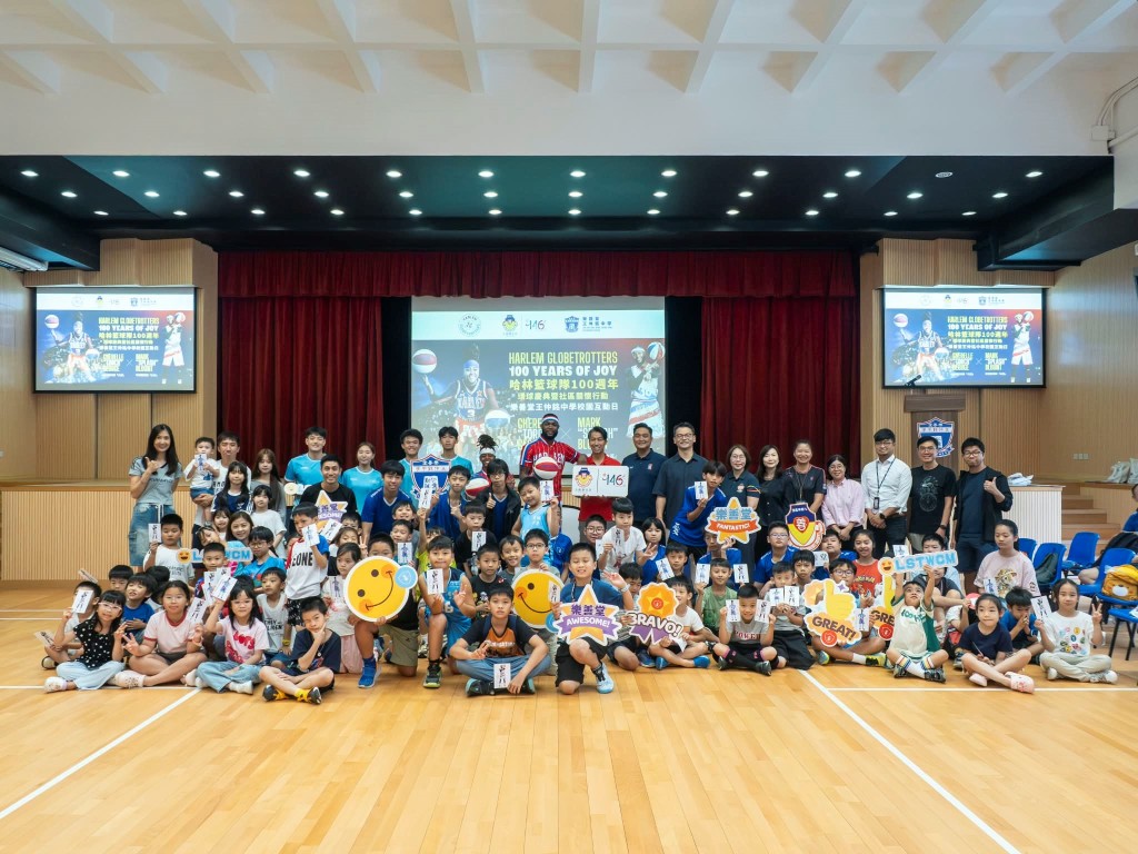 哈林籃球隊兩名核心球員—「火炬」Cherelle“Torch”George與「水花」Mark“Splash”Blount與樂善堂王仲銘中學學生及出席活動的基層兒童合照。 哈林籃球隊兩名核心球員—「火炬」Cherelle“Torch”George與「水花」Mark“Splash”Blount與樂善堂王仲銘中學學生及出席活動的基層兒童合照。