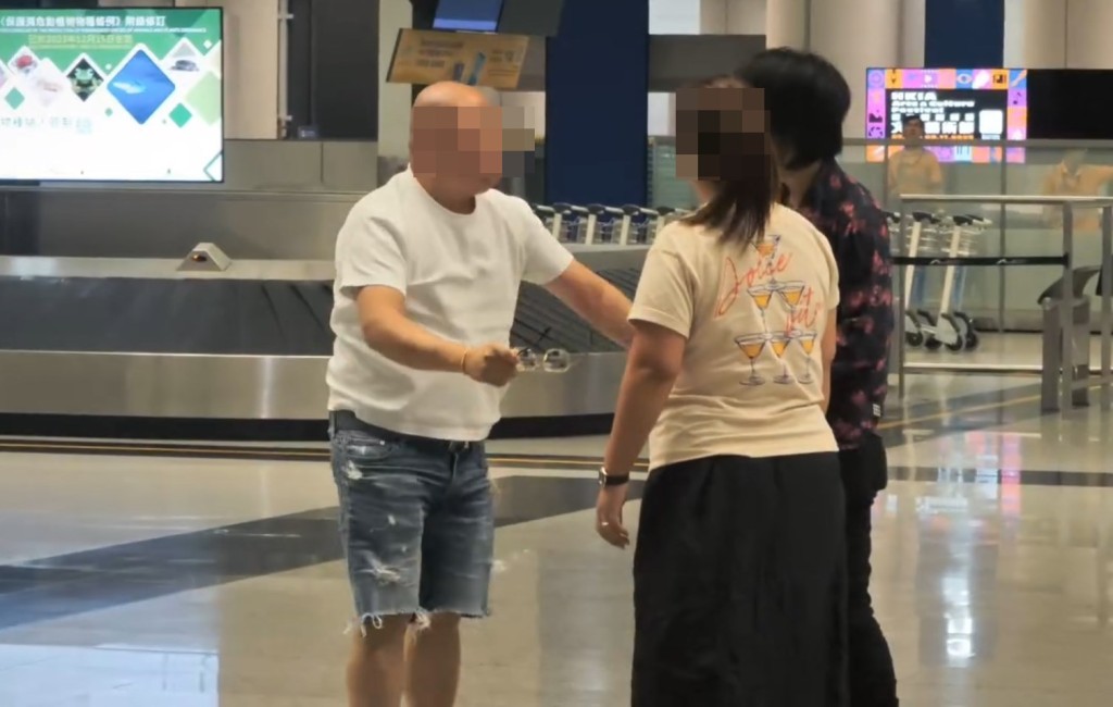 也有人認為事情實屬能夠大事化小,稱「其實件 事一開始好簡單,如果光頭真係覺得長毛阻住佢 拎行李,講聲唔好意思就得」、「係囉!!咁小 事!一句唔好意思就無事啦!」。Threads截圖 也有人認為事情實屬能夠大事化小,稱「其實件 事一開始好簡單,如果光頭真係覺得長毛阻住佢 拎行李,講聲唔好意思就得」、「係囉!!咁小 事!一句唔好意思就無事啦!」。Threads截圖