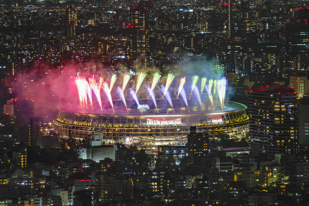 国立竞技场夺目的烟火。美联社图片