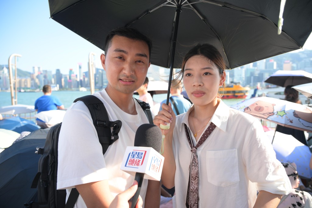 重慶旅客劉先生與王小姐坦言尖沙咀現場人流比想像中多,為尋找最好的觀賞位置也花了不少時間。 重慶旅客劉先生與王小姐坦言尖沙咀現場人流比想像中多,為尋找最好的觀賞位置也花了不少時間。