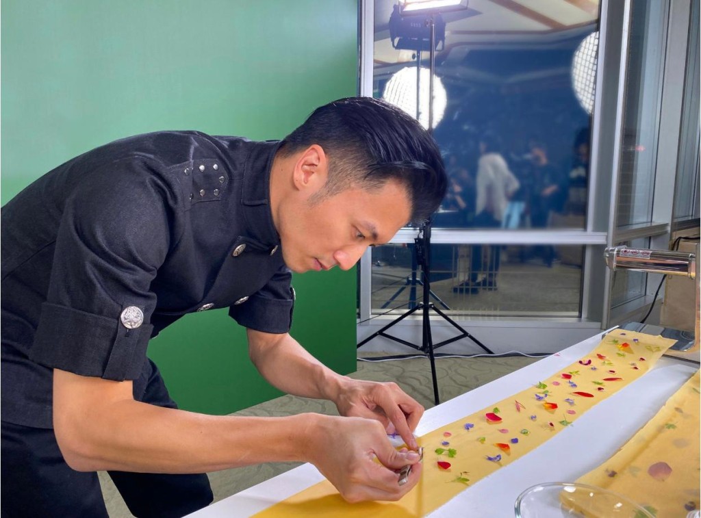 霆鋒在晚宴即場炮製創新中式料理「五彩斑斕油潑麵」。